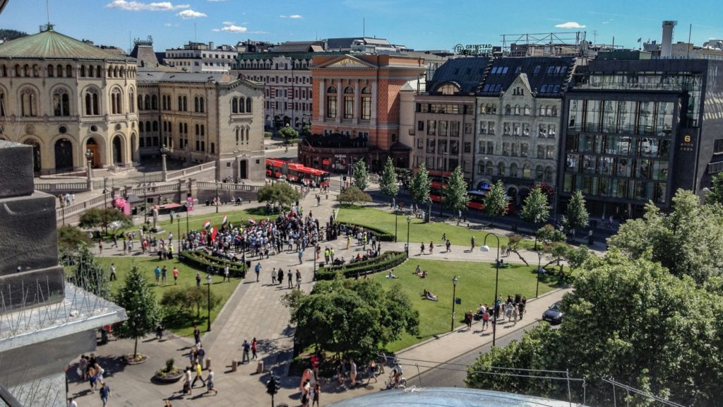 Mennesker samlet foran stortinget i Oslo. 